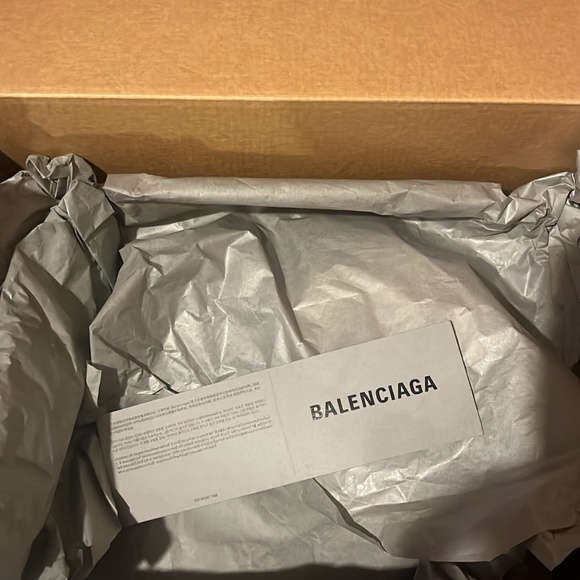 Balenciaga - Picture 5 of 7
